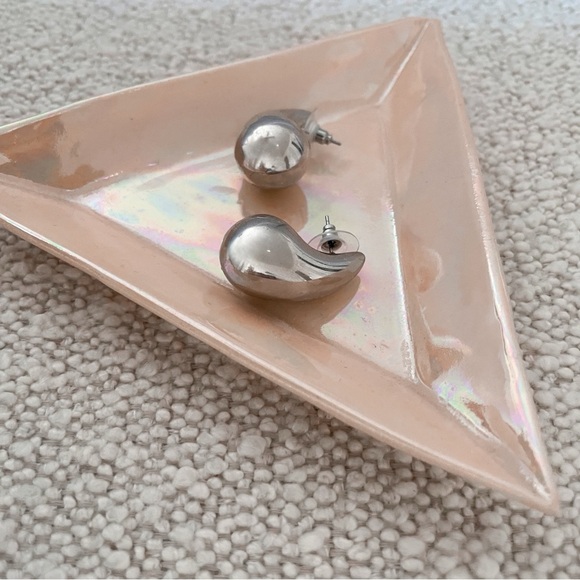 REVOLVE - Amber Sceats Lila Earrings in Silver - Picture 4 of 4